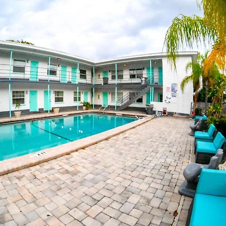 Uptown Inn & Suites Sint-Petersburg Buitenkant foto