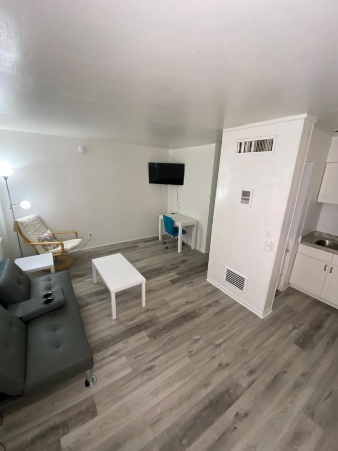Uptown Inn & Suites Sint-Petersburg Buitenkant foto