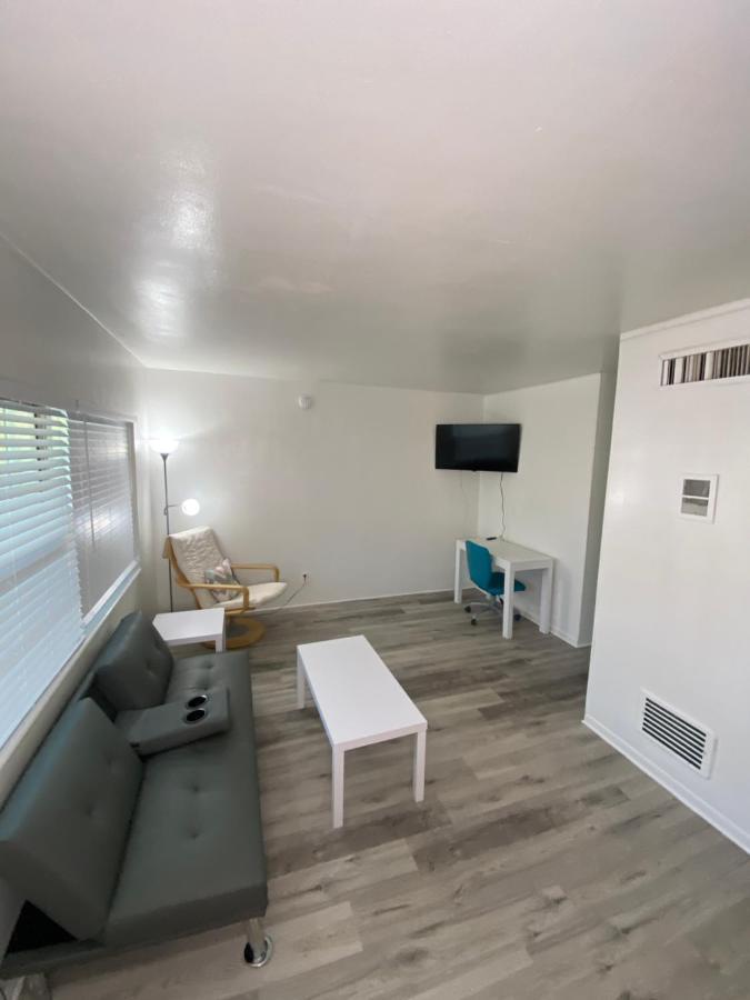 Uptown Inn & Suites Sint-Petersburg Buitenkant foto