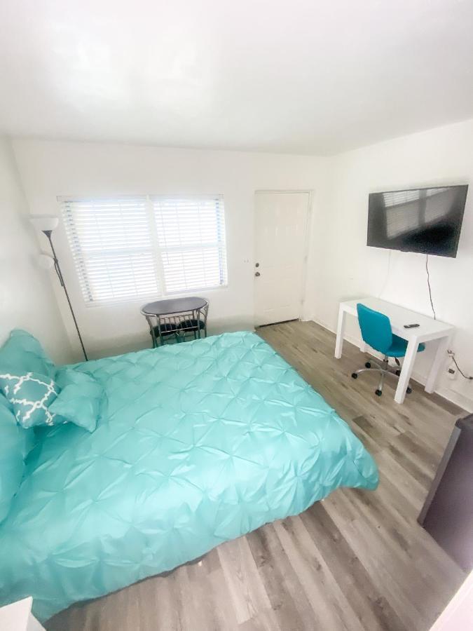 Uptown Inn & Suites Sint-Petersburg Buitenkant foto