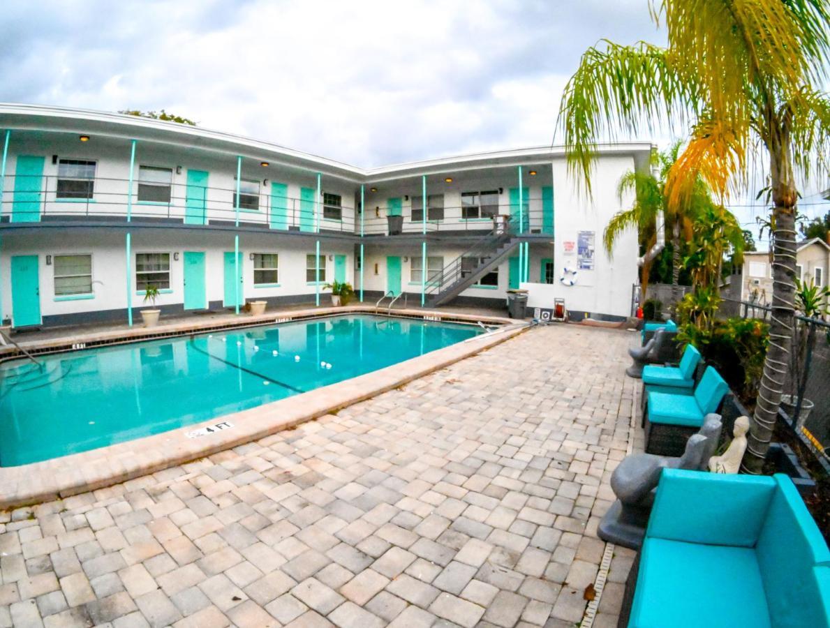 Uptown Inn & Suites Sint-Petersburg Buitenkant foto
