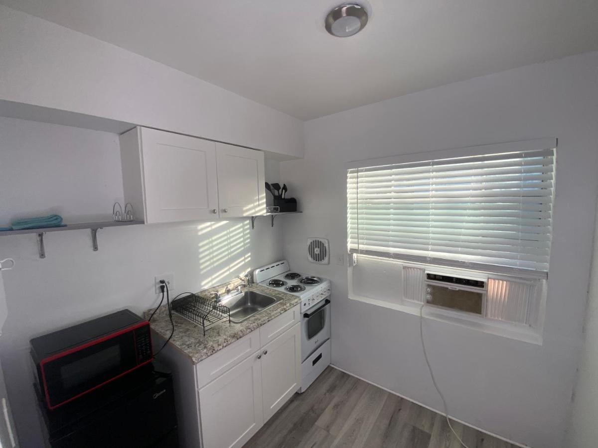 Uptown Inn & Suites Sint-Petersburg Buitenkant foto