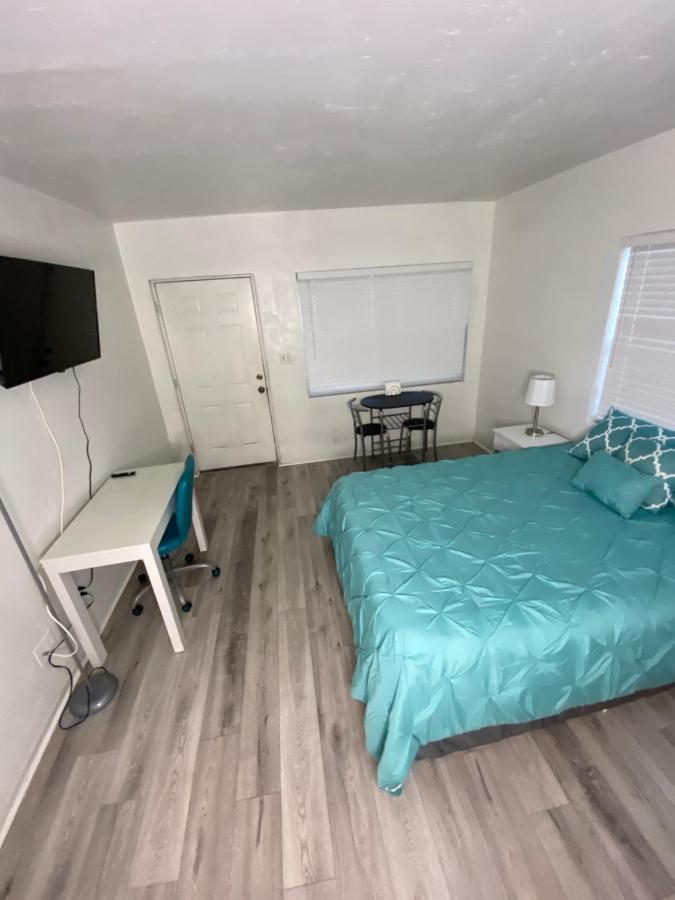 Uptown Inn & Suites Sint-Petersburg Buitenkant foto