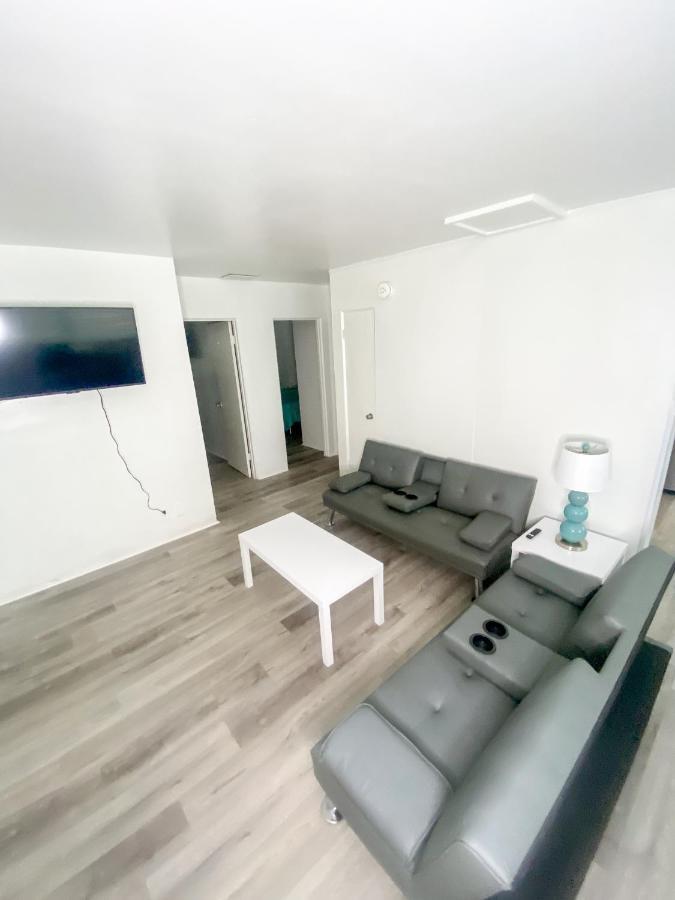 Uptown Inn & Suites Sint-Petersburg Buitenkant foto