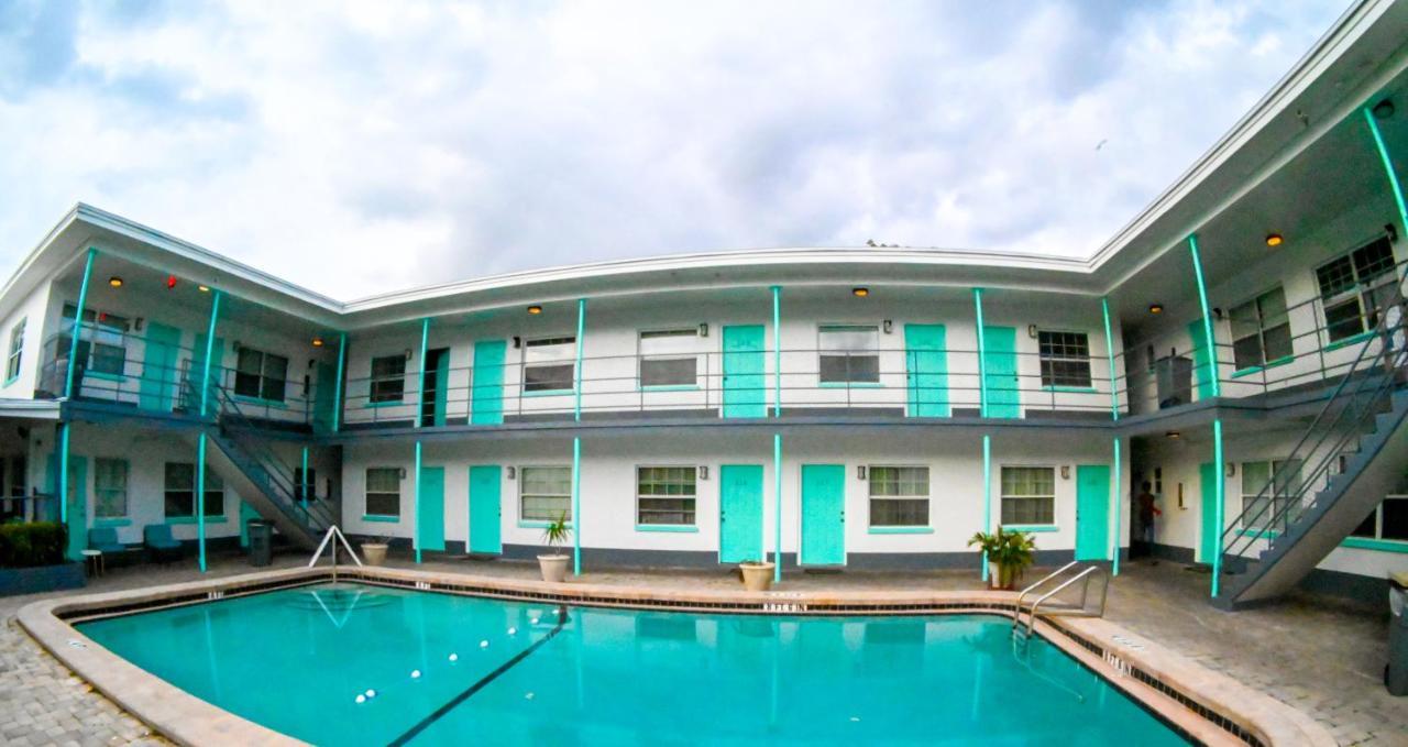 Uptown Inn & Suites Sint-Petersburg Buitenkant foto