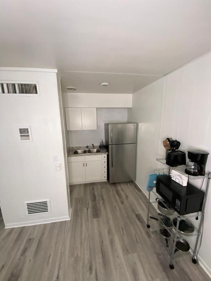 Uptown Inn & Suites Sint-Petersburg Buitenkant foto