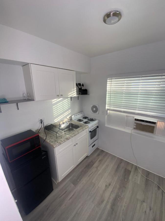 Uptown Inn & Suites Sint-Petersburg Buitenkant foto
