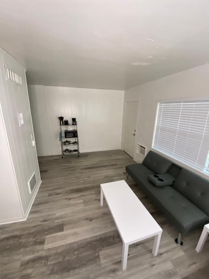 Uptown Inn & Suites Sint-Petersburg Buitenkant foto