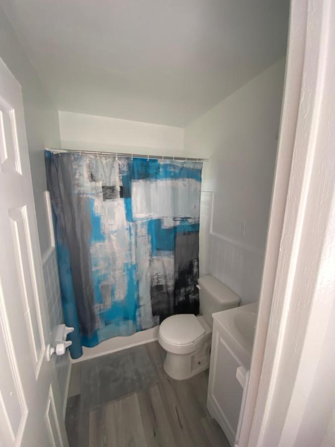 Uptown Inn & Suites Sint-Petersburg Buitenkant foto