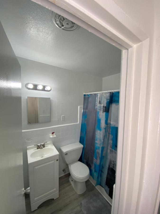 Uptown Inn & Suites Sint-Petersburg Buitenkant foto