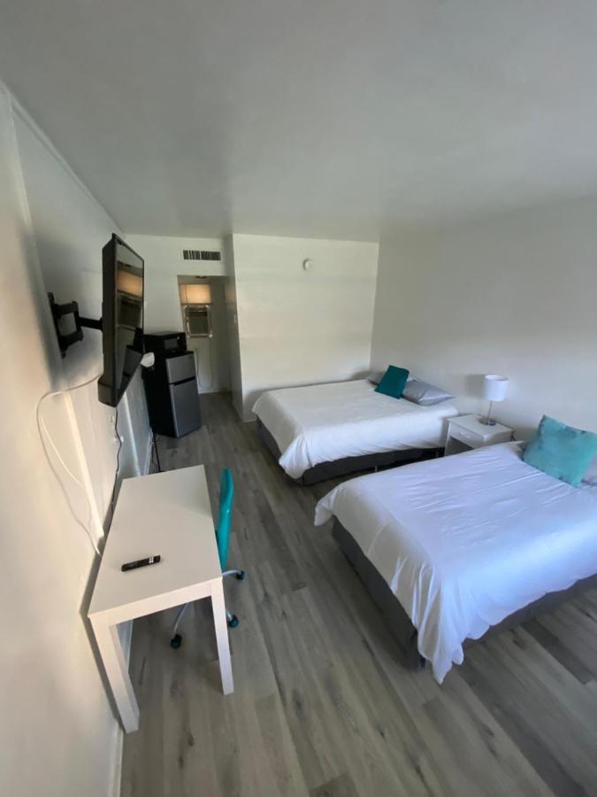 Uptown Inn & Suites Sint-Petersburg Buitenkant foto