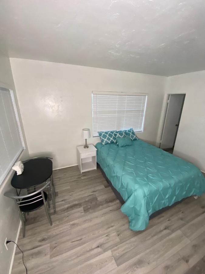 Uptown Inn & Suites Sint-Petersburg Buitenkant foto
