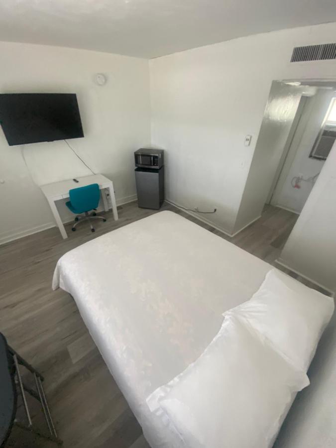Uptown Inn & Suites Sint-Petersburg Buitenkant foto