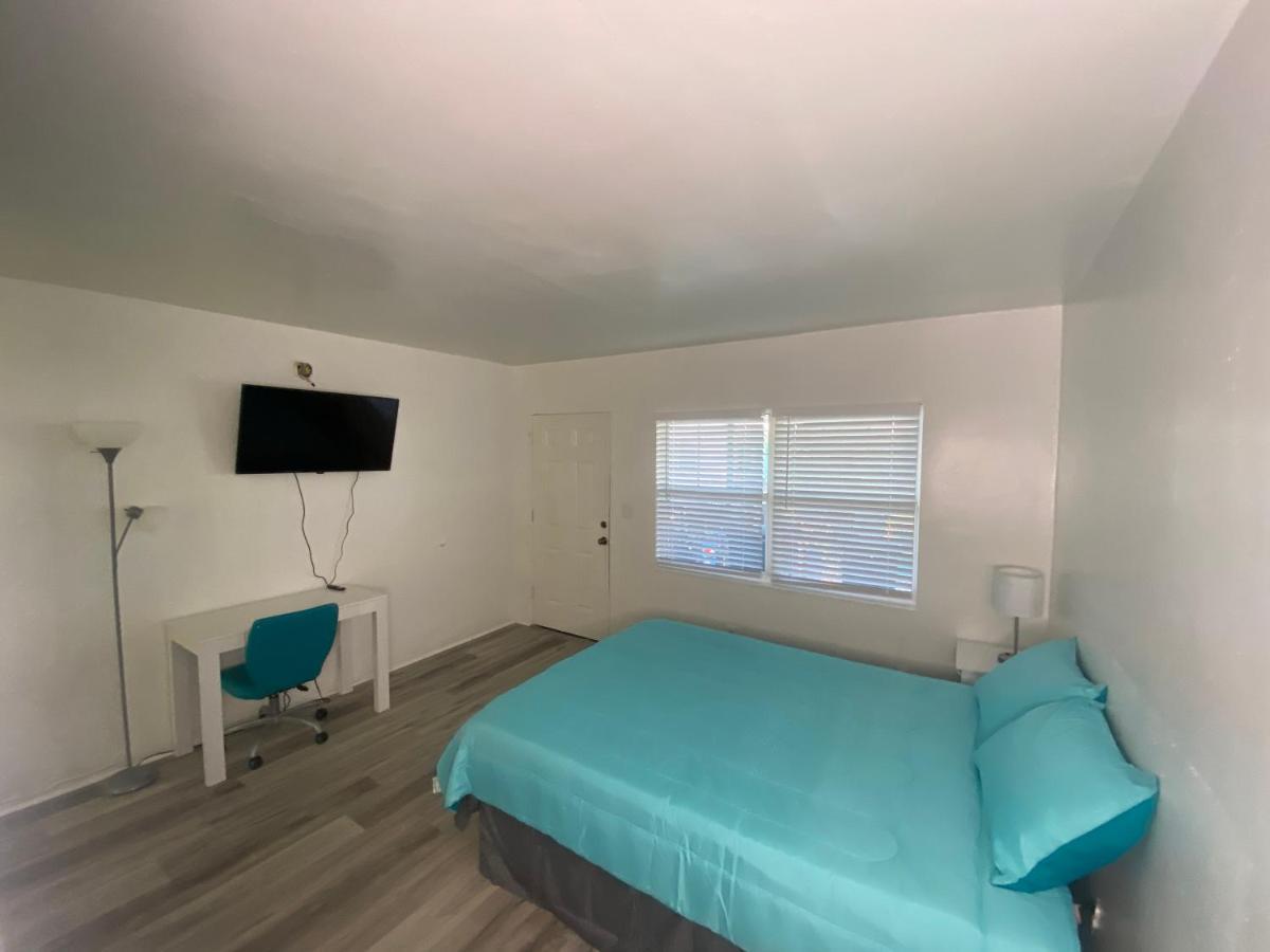 Uptown Inn & Suites Sint-Petersburg Buitenkant foto