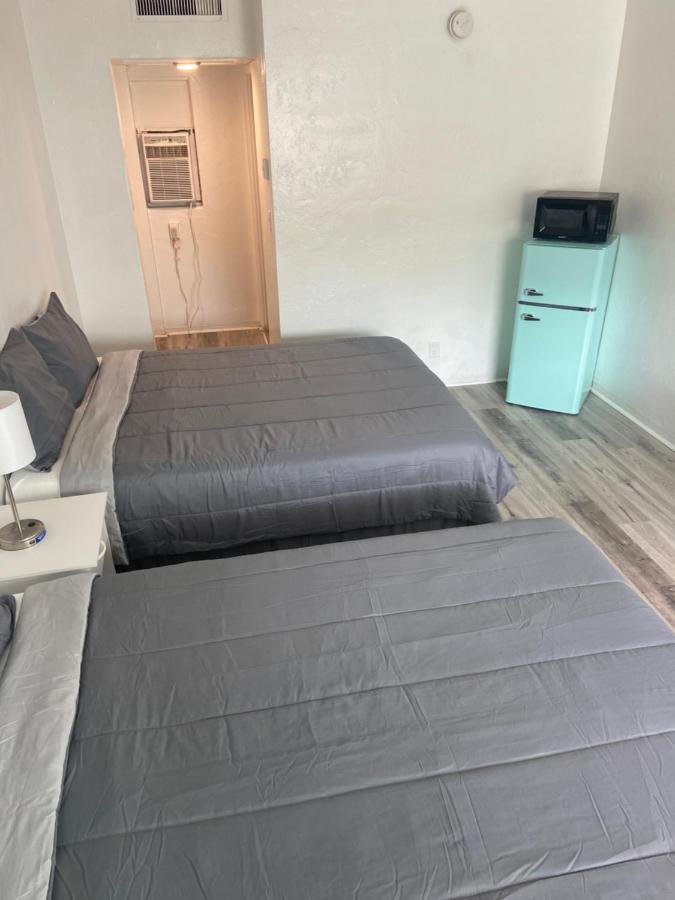 Uptown Inn & Suites Sint-Petersburg Buitenkant foto