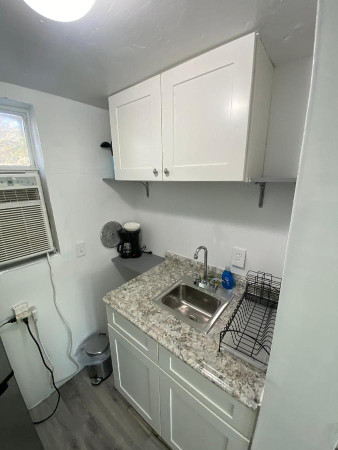 Uptown Inn & Suites Sint-Petersburg Buitenkant foto