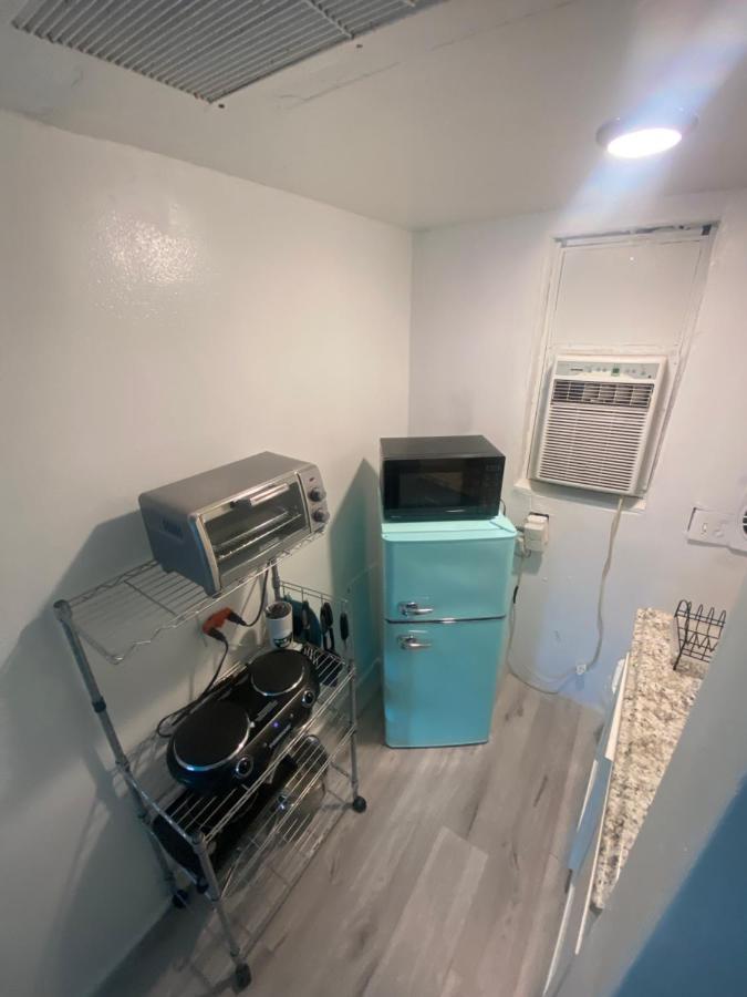 Uptown Inn & Suites Sint-Petersburg Buitenkant foto