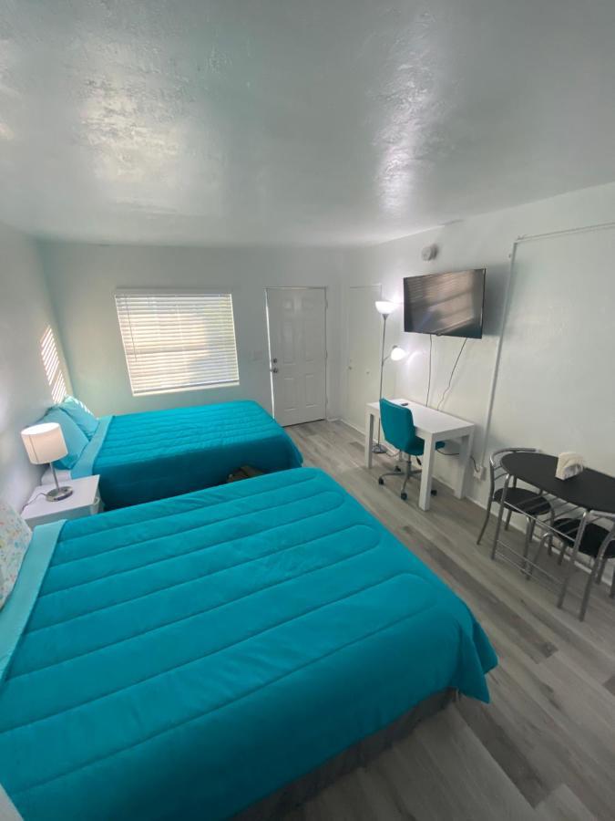 Uptown Inn & Suites Sint-Petersburg Buitenkant foto