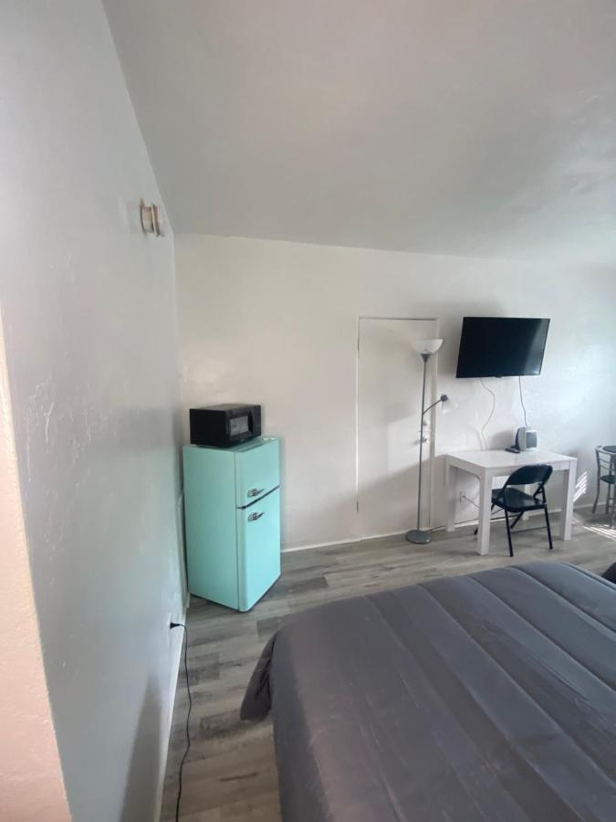 Uptown Inn & Suites Sint-Petersburg Buitenkant foto
