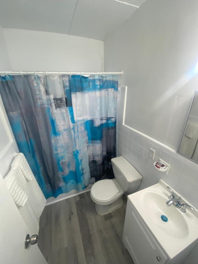Uptown Inn & Suites Sint-Petersburg Buitenkant foto