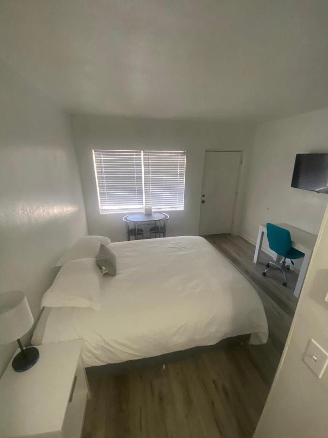 Uptown Inn & Suites Sint-Petersburg Buitenkant foto