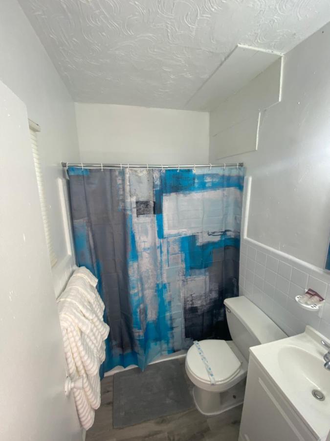 Uptown Inn & Suites Sint-Petersburg Buitenkant foto