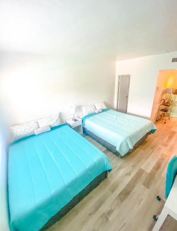 Uptown Inn & Suites Sint-Petersburg Buitenkant foto